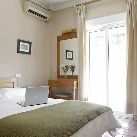 Otel Pella 2*